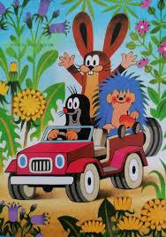 Cartoon des kleinen maulwurfs mit Igel und Hase die sehr aufgeregt und freudig in einem roten Jeep sitzen und durch eine Blumenwiese fahren 
