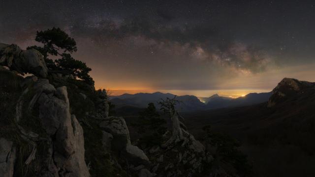 "Zeus e la sete di immortalità."

Domenico Marrano, CC BY-SA 4.0, via Wikimedia Commons.