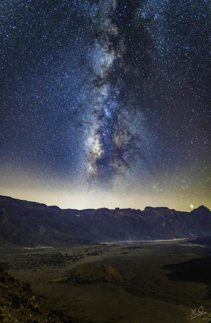 "Caldera du parc du Teide sous la Voie lactée."

Xavier Obrebski, CC BY 2.0 via Flickr: https://flic.kr/p/2mY3G49