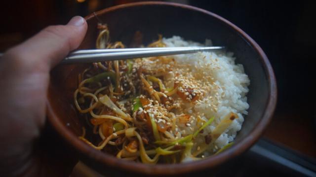 Garlic, leak and soy sprouts with soy sauce, gochugaru, mirin, balsamic vinegar and sesame seeds.