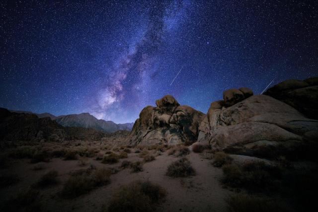 "Persiads twofer at Alabama Hills."

John D., CC BY 2.0 via Flickr: https://flic.kr/p/2qa4vpn