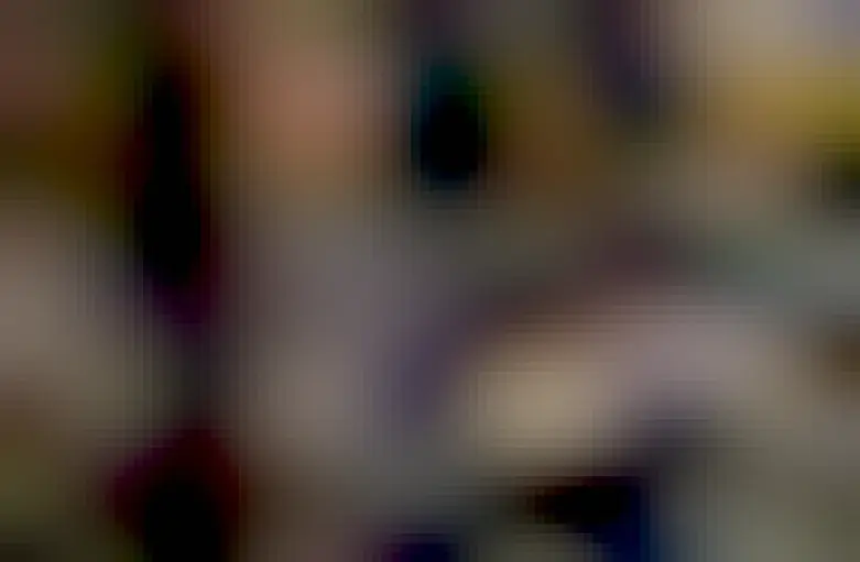 Imagen de la película Gladiator donde el emperador Comodo, desde el palco del Coliseo, se dipone a decidir si perdona la vida o no a un gladiador con el pulgar, solo que en vez de la cara de Joaquin Phoenix tiene la cara de Elon Musk.