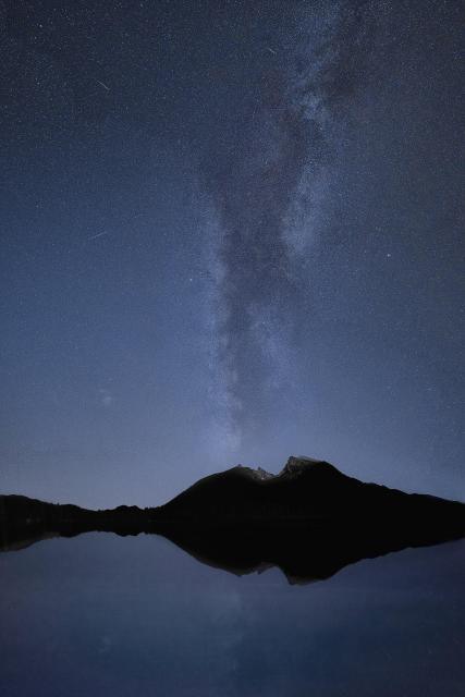 "Milchstraße über dem Watzmann und Hintersee, Ramsau (Berchtesgadener Land)."

© Anil Öztas, CC BY-NC 4.0 via Wikimedia Commons.