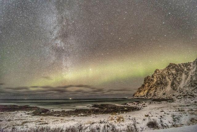 "Luces del Norte y Vía Láctea de Invierno Costa de Nordmela al oeste de Andøya."

El Coleccionista de Instantes Fotografía and Video, CC BY-SA 2.0, via Wikimedia Commons.