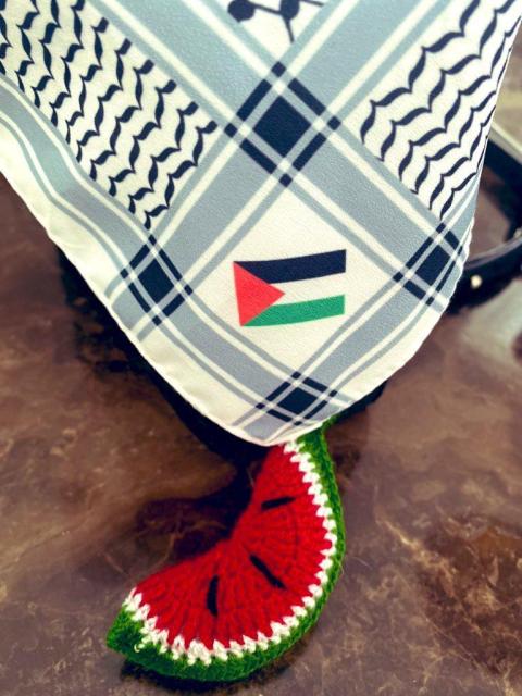 foto de una pañuelo palestino, con la bandera palestina y una sandía roja hecha con ganchillo