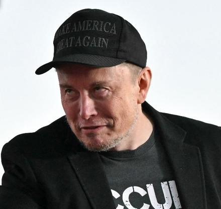 Elon Musk w MAGA hat