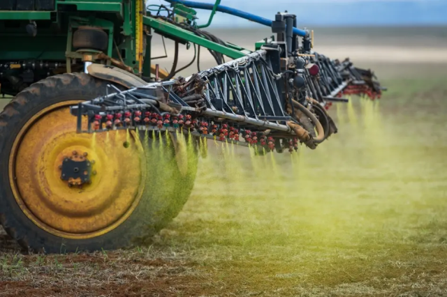 #News: #Brazil’s proposed #pesticide bill slashes safety buffer zones, risking severe #health impacts for #indigenous communities. Activists warn of agribusiness influence over government, demand stronger protection. 🌱 #HumanRights #EnvironmentalJustice https://www.hrw.org/news/2024/11/18/brazil-pesticide-bill-threatens-health-livelihoods
