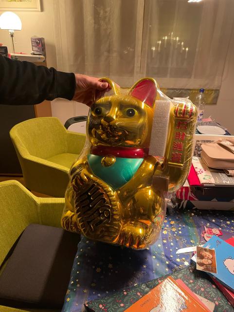 Absolutely humongous Lucky Cat (motorized)