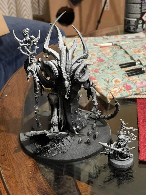 A zenith-style primed Vizzik Skour, Prophet of the Horned Rat, next to a Skaven bombardier.