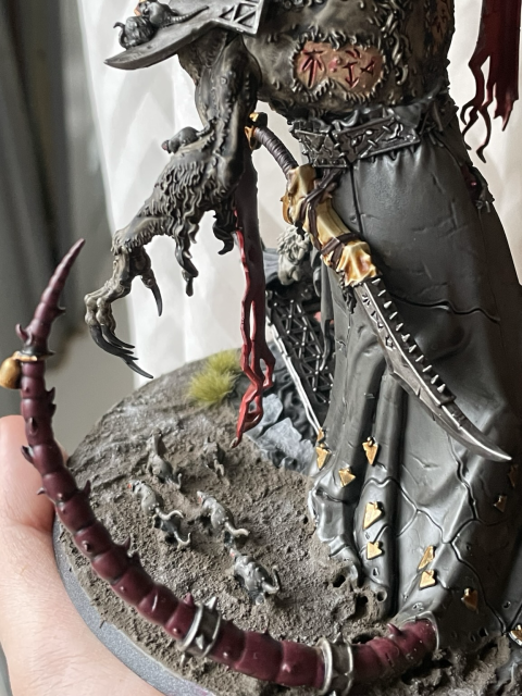 A look from behind at his sword and tail. 