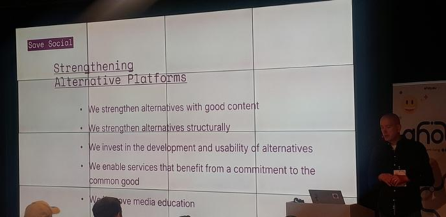 Björns (on the right in a blue shirt) presentation about "strengtening alternative platforms)