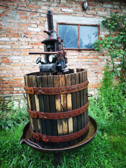 Immagine presa da : https://thumbs.dreamstime.com/b/pressione-manuale-di-legno-vecchia-utilizzata-per-pressare-le-uve-e-fare-vino-pressa-italia-156967925.jpg