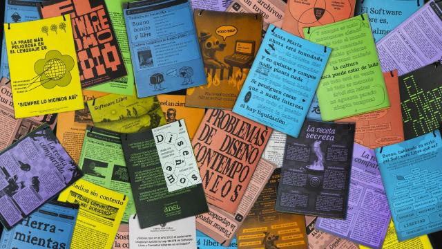 Imagen de las páginas del fanzine desordenadas.