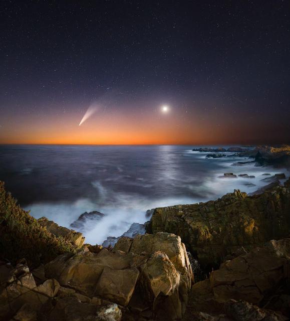 "Cometa C2024 G3 Atlas y Venus."

Tomás Andonie, CC BY 4.0, via Wikimedia Commons.