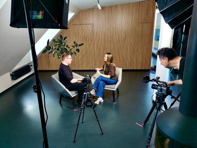 Nextcloud Hub 25 Autumn — backstage of the release presentation recording, dialogue of two speakers
