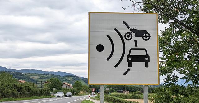 French sign announcing speed control zone.