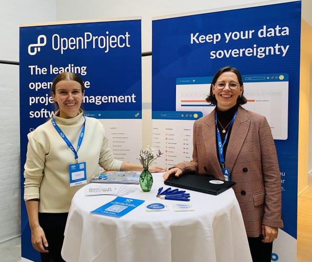 Rosanna and Kristin are welcoming you at our booth