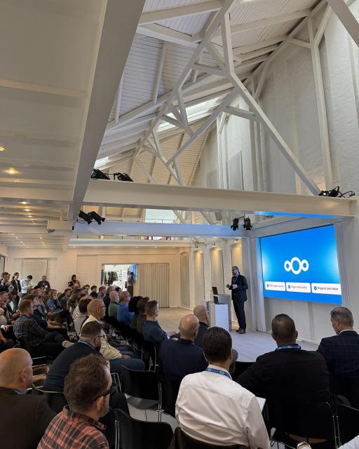 Photo from Nextcloud Enterprise Day Copenhagen: Oliver Blind Galties on the stage presenting Nextcloud 
