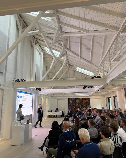 Photo from Nextcloud Enterprise Day Copenhagen: Nina Müller & Eric Fischer on the stage presenting Nextcloud Hub 25 Autumn