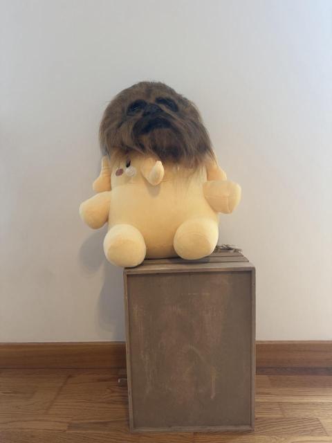 Peluche oficial de Mastodon con máscara de Chewbacca puesta encima de la cabeza. 