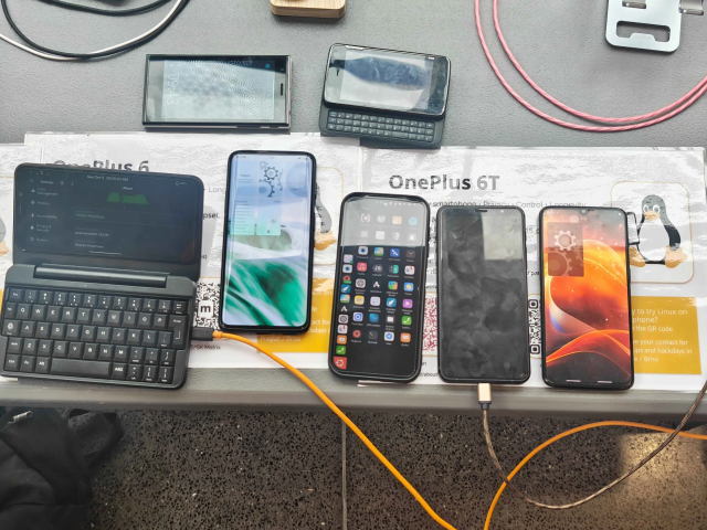 fotka s telefónmi, z ľavej vrchnej strany: Jolla Phone, Nokia N900
PinePhone, OnePlus 7T Pro, Fairphone 5, Librem 5, OnePlus 6T