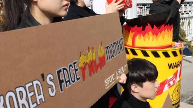 #News: #UN Special Rapporteur warns environmental defenders face persecution worldwide, criminalisation, imprisonment and violence. Legal protection is urgently needed! 🧐⚠️ Protect #HumanRights and Protect the #Defenders! @palmoildetect #COP30 
https://www.business-humanrights.org/en/latest-news/un-special-rapporteur-documents-complaints-and-regional-threats-against-environmental-defenders-under-the-aarhus-convention/?utm_source=mastodon&utm_medium=Palm+Oil+Detectives&utm_campaign=publer
