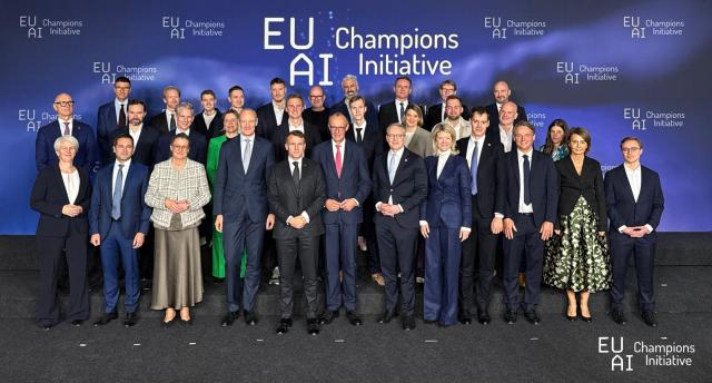 Groupphoto of the roundtable participants