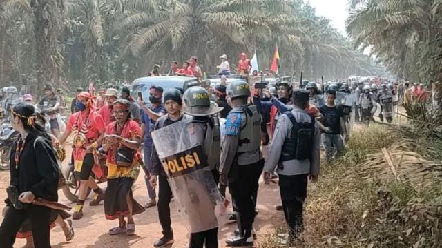 #News: #Palmoil expansion in #Negros #Phillippines triggered #military #violence and destroyed forests. Communities demand co. HAPI’s permit be revoked #humanrights restored now! 🧐🚫 #BoycottPalmOil #WorkersRights @palmoildetect 
https://www.altermidya.net/intl-mission-urges-cancellation-of-hapi-incs-ifma-links-palm-oil-expansion-to-climate-injustice-and-militarization-in-candoni-negros/?utm_source=mastodon&utm_medium=Palm+Oil+Detectives&utm_campaign=publer
