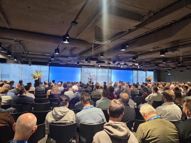 Nextcloud main room, large rows of people with Jos presenting on stage