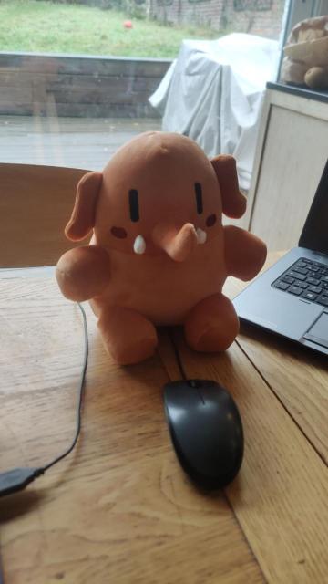 Photo de la petite mascotte Mastodon en peluche