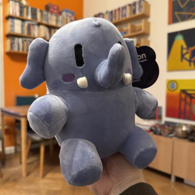 Auf meiner Hand sitzt ein Plüsch-Mastodon-Maskottchen in blau.