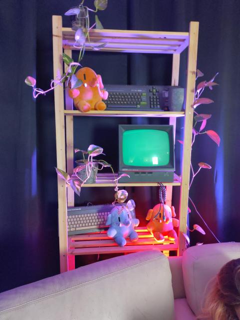 Le décor de l'émission, avec un Amstrad et des peluches Mastodon.