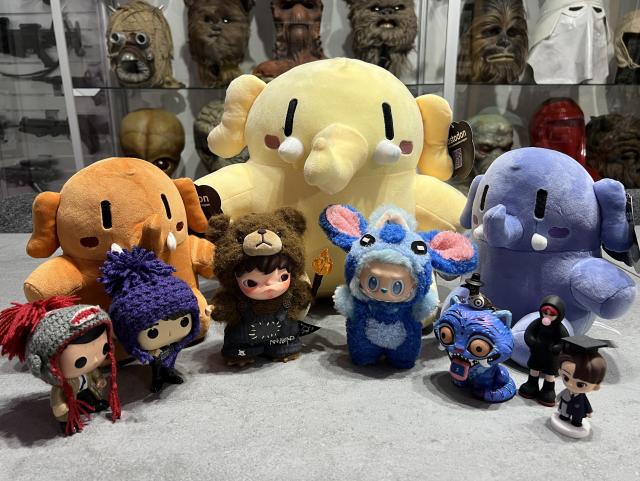 THE GANG'S ALL HERE. Three plushie mastodon mascots, plus Cas & Suga, Hirono, Labubu (in a custom Stitch outfit), Derpy Tiger, Ggum Yeonjun and Jongho Zero Fever figure