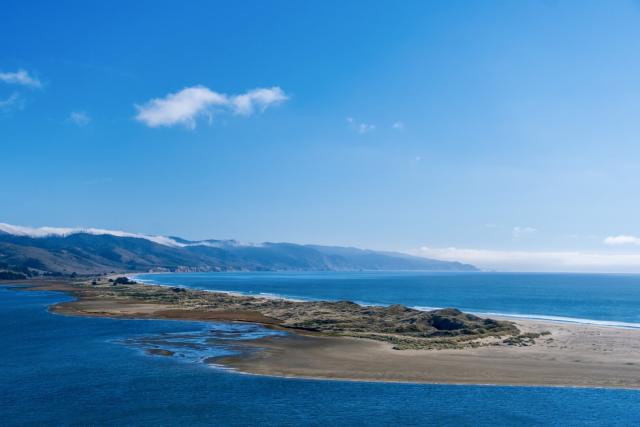 A sandy spit sticks out into the water from the coast. [Fuji X-T5 / Tamron 18-300]