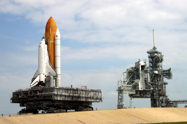 Space Shuttle Discovery makes its way up the 5 percent grade to the hardstand of Launch Pad 39B at KSC. First motion for the 4.2-mile journey was at 1:58 a.m. EDT. The Space Shuttle rests on a Mobile Launcher Platform that sits atop a Crawler-Transporter.

    Date Created:2005-06-15
    Photographer:NASA or National Aeronautics and Space Administration

https://images.nasa.gov/details/05pd1329