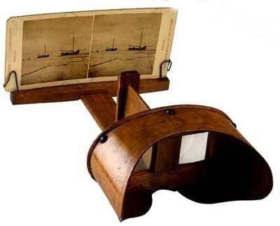 A photo of the (Olliver Wendell) Holmes stereoscope with card, a simpler and more economical model inspired by the Brewster stereoscope