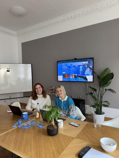Nextcloud Berlin office photo: two colleagues sitting at a big table