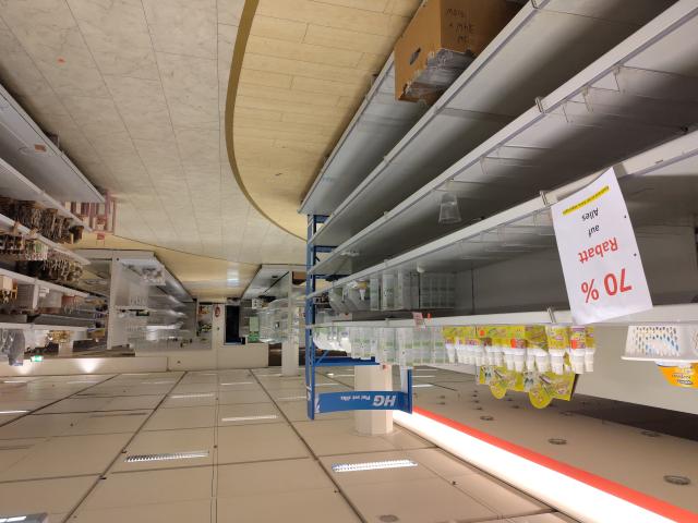 leere Verkaufsregale im Markt