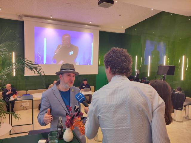 Jos Poortvliet being interviewed by Nieuwsuur with Frank Karlitschek in the back.