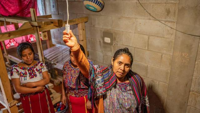 #News: #Indigenous women in Guatemala are becoming solar engineers 🧐🇬🇹 bringing clean light to remote villages and breaking through poverty and sexism. 🌴☠️🚫 #HumanRights #WomensRights #IndigenousRights @palmoildetect.bsky.social https://dialogue.earth/en/energy/indigenous-women-illuminate-guatemalan-communities/?mc_cid=f5dc240790&utm_source=mastodon&utm_medium=Palm+Oil+Detectives&utm_campaign=publer

