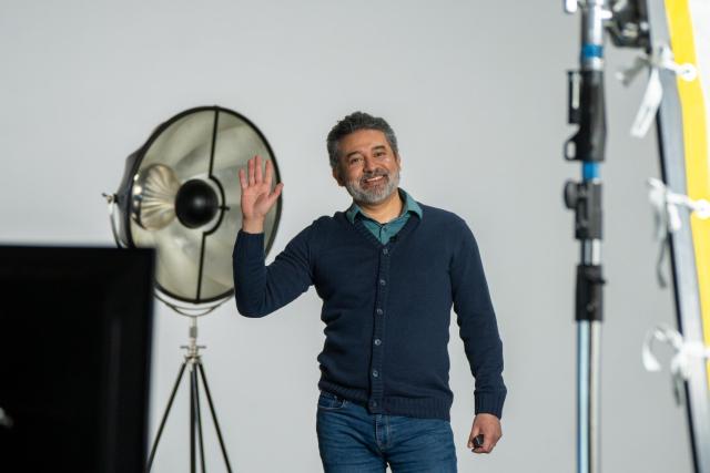 Photo from Nextcloud Hub 26 Winter presentation backstage: Presenter smiling and waving at the camera