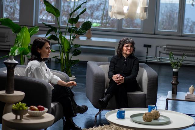 Photo from Nextcloud Hub 26 Winter presentation backstage: two speakers seating in armchairs near a coffee table