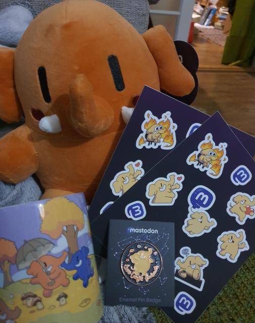 Plushtodon-pehmo, mastodon-tarroja ja mastodon-muki sekä komea mastodon-pinssi.