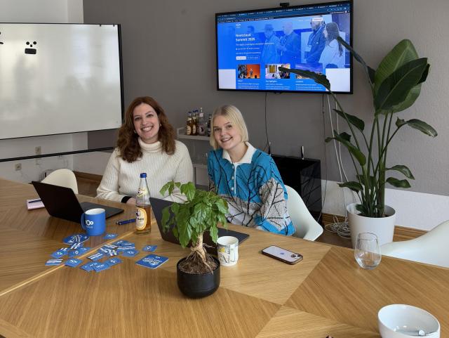 Photo: people at the desk in Nextcloud Berlin office