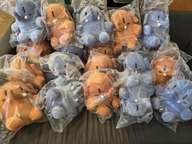 Ein Bild eines Sofas voller Plüsch-Mastodons.