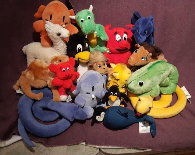 Zwei der Plüsch-Mastodons in einem Haufen anderer Open-Source-Projekte-Maskottchen-Plüschtiere.