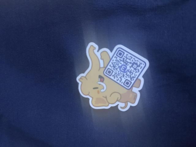 Una pegatina del logo de mastodon con un código qr.