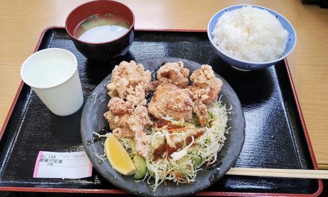 芦北 道の駅にある「ぎゅーぎゅー亭」
鶏の唐揚げ定食は、このボリュームでいまどき1000円からお釣りが来ます！
（これはご飯大盛りのため、1030円）