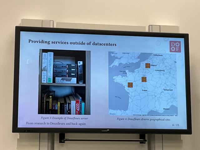Slide from the presentation showing micro-servers in a bookshelf and the geographical location of the three #Deuxfleurs sites.