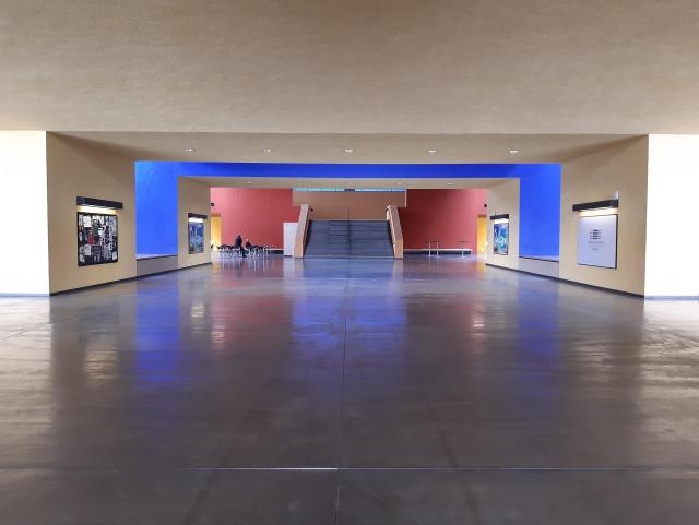 Das Veranstaltungsgebäude im Inneren - noch leer.